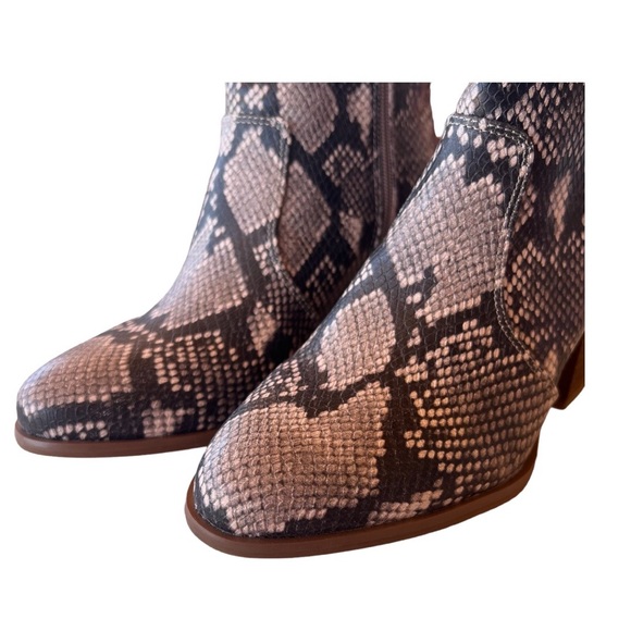 Carlos Santana Snakeskin Ankle Booties Boots Size 7.5. Heel Height 3”. - Picture 2 of 4